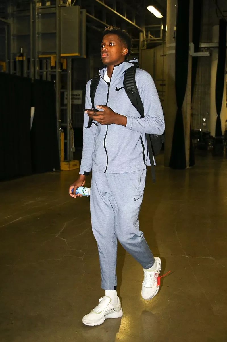 勇士137-103击败国王 库里27+10德罗赞24分