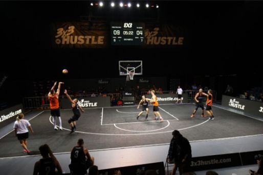 名场面！少林武僧直接拿枪往外国评委脑袋上刺，外国网友：吓尿了吧