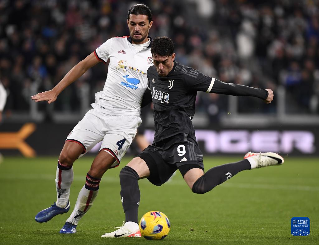 利物浦官网仅放萨拉赫抢圈训练图，未展示其与队友拥抱镜头