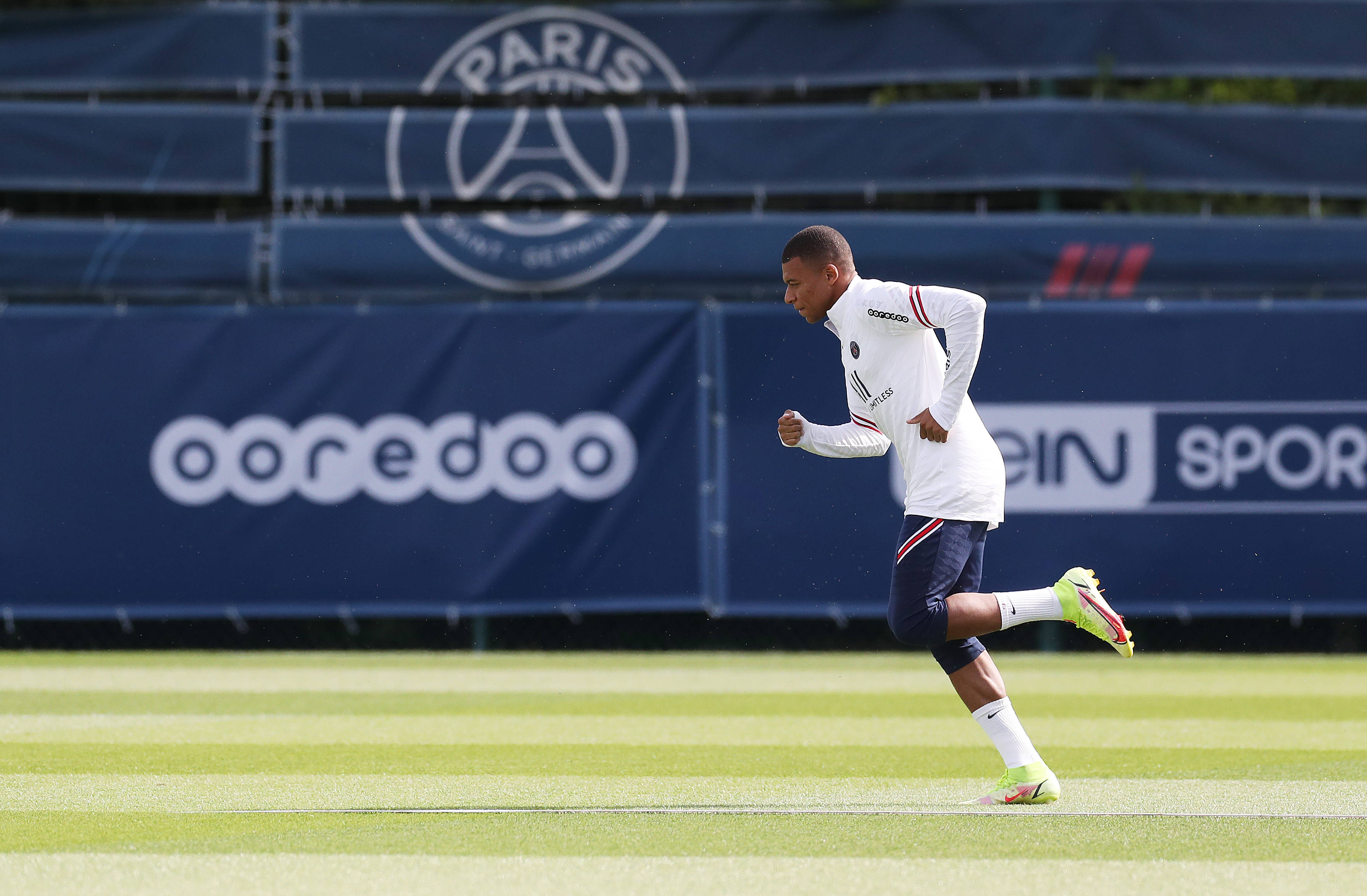 山东泰山球员克雷桑更新动态，晒出自己钓鱼的照片，依然是乐不思鲁啊，济南的小伙伴们？知道克雷桑的最新情况吗？回到济南了吗？