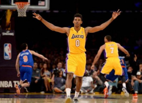 队记：湖人将观察詹姆斯身体状况，来确定能否打背靠背第二场